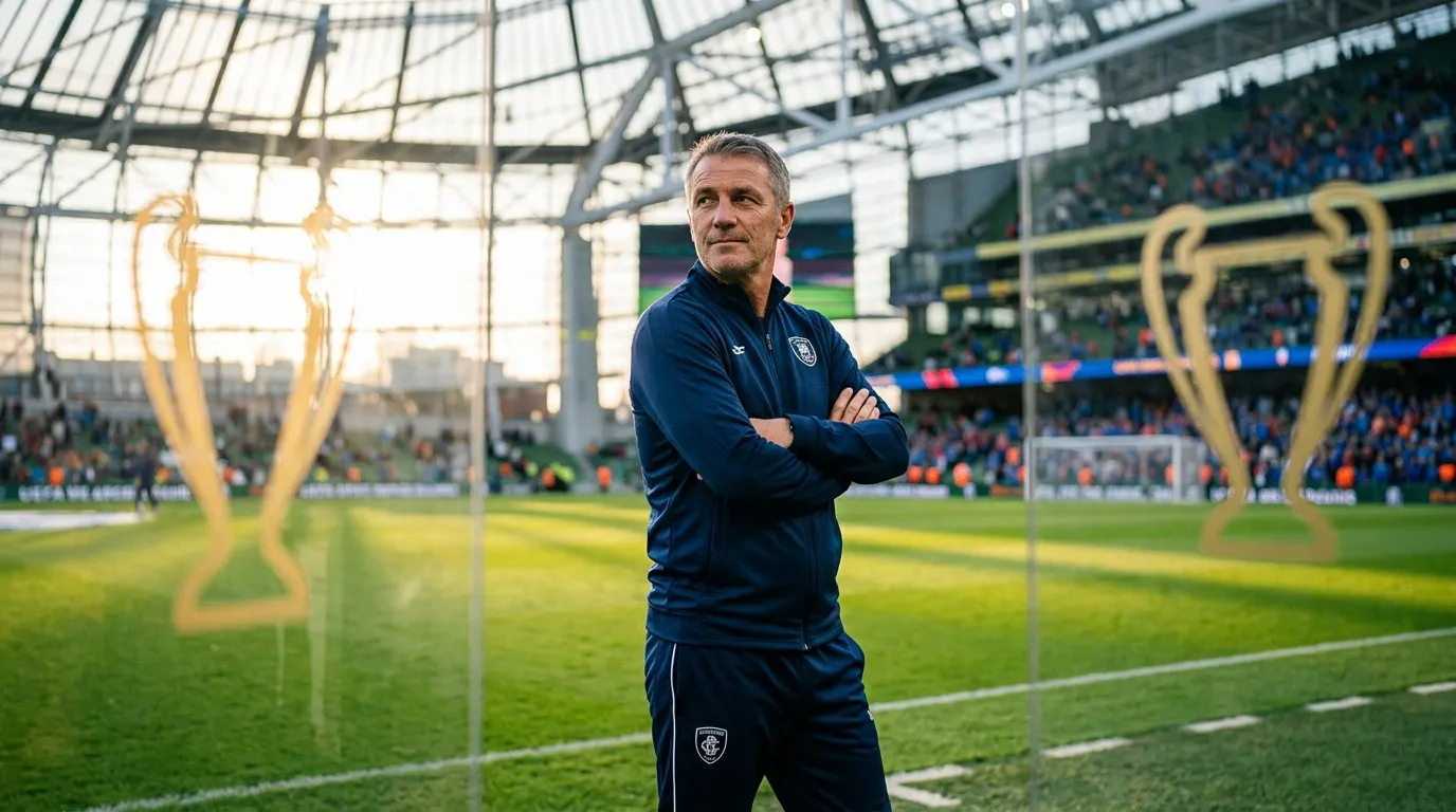 Entra&icirc;neur en tenue bleue posant dans un stade professionnel
