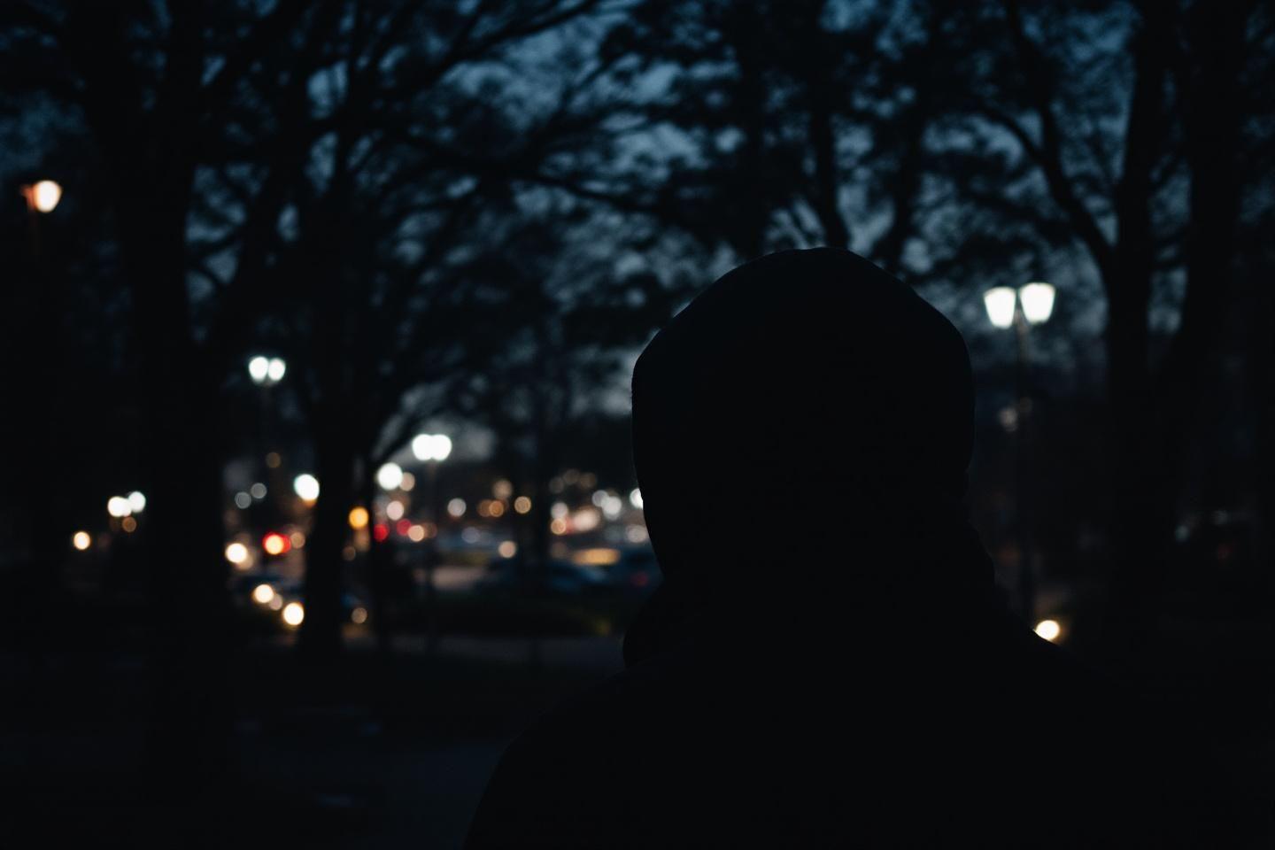 Les 7 signes qu'un homme se referme émotionnellement après une rupture