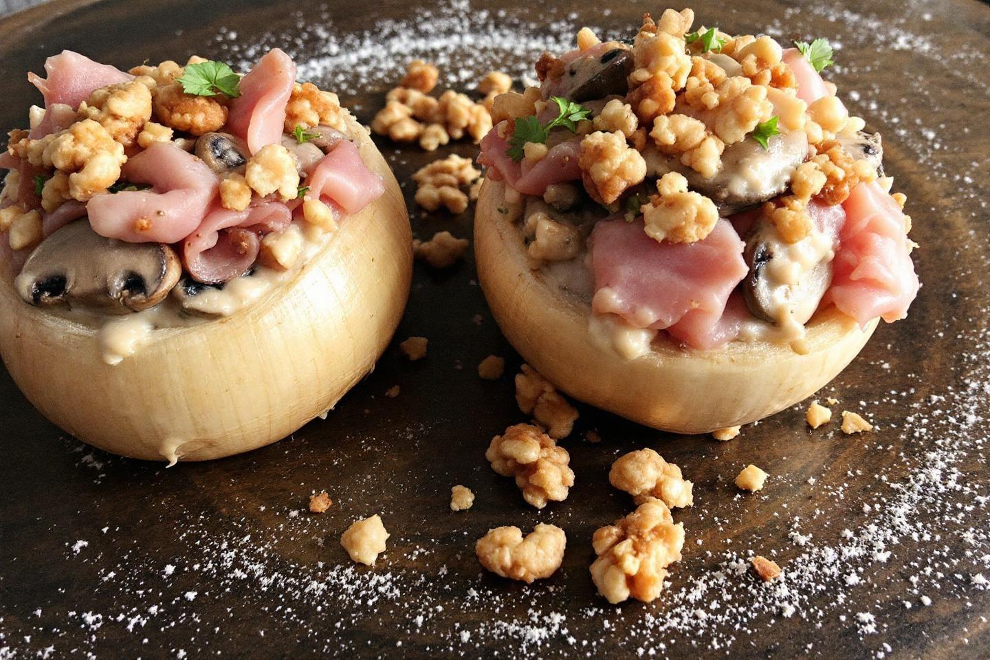 Champignons blancs garnis de jambon et de noix concass&eacute;es