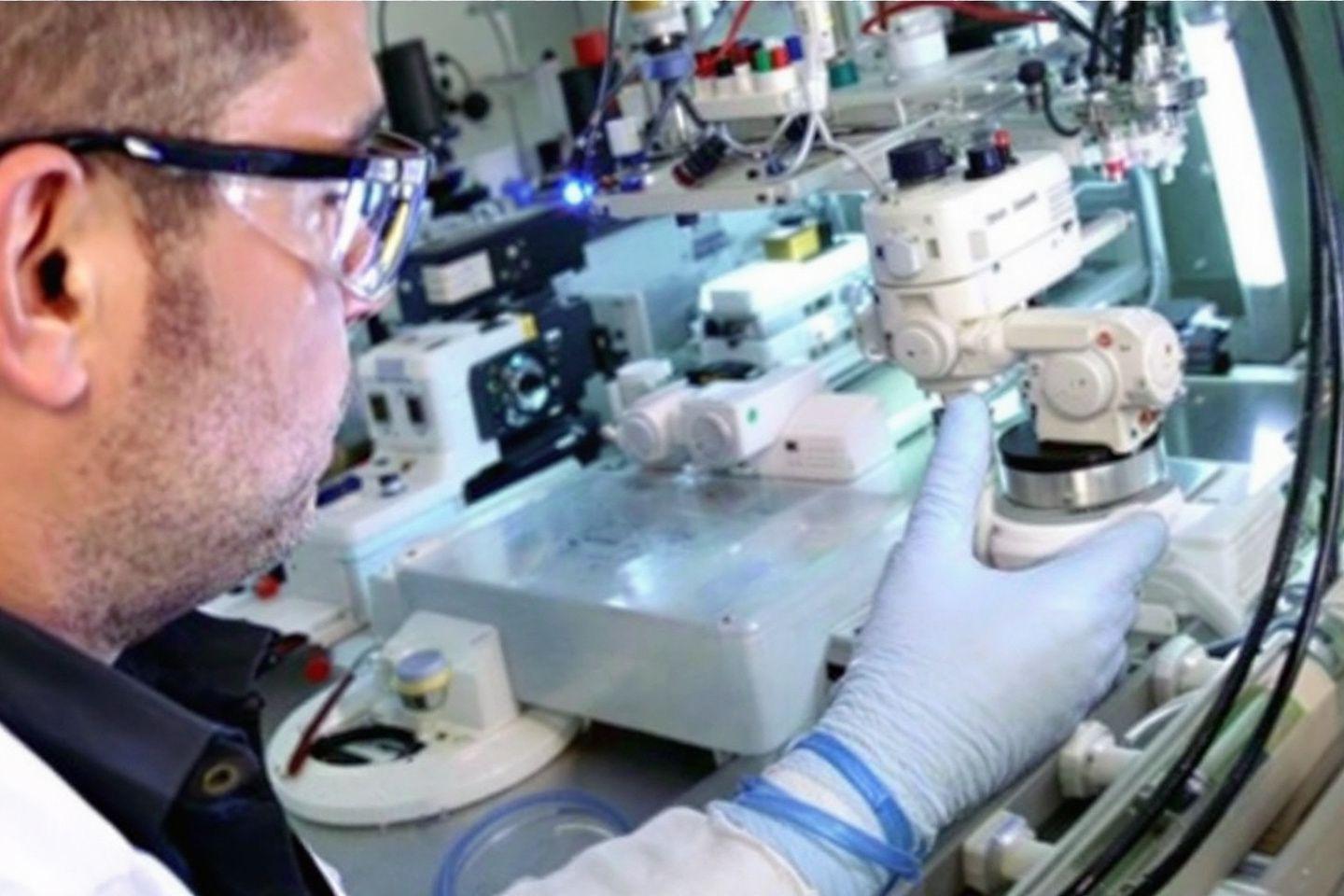 Technicien travaillant avec des équipements complexes de laboratoire