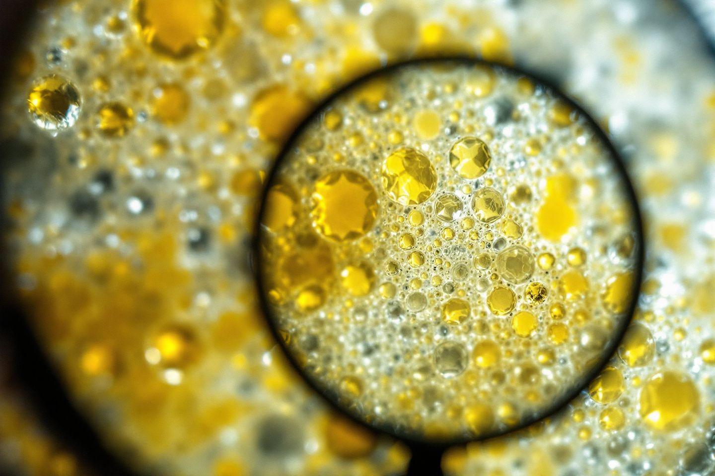 Gros plan sur des bulles color&eacute;es jaunes et blanches