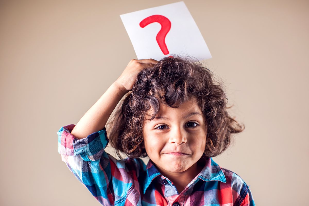 Mon enfant pose beaucoup de questions et je commence à en avoir marre : Est ce normal? Comment le calmer?
