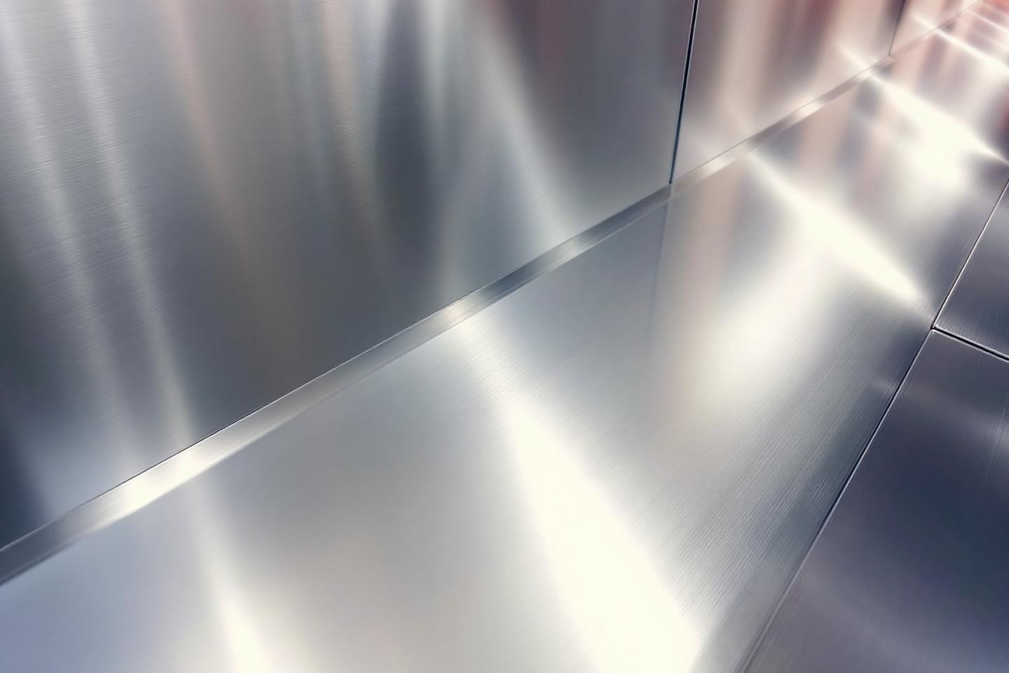 Gros plan sur une surface en acier avec effets de lumi&egrave;re