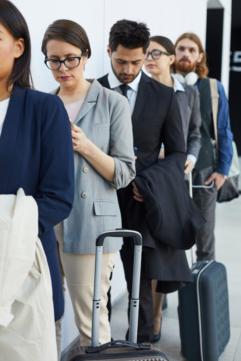 La queue devant les labos, le calme à l’hosto