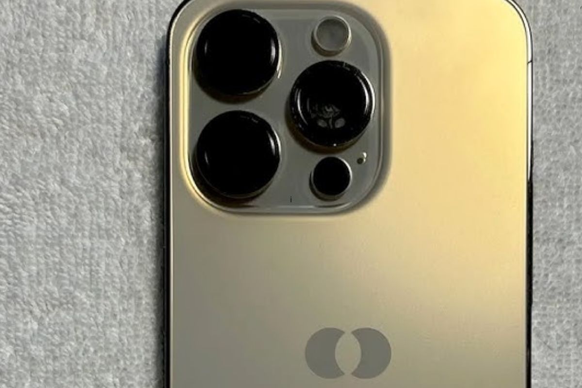 J'ai acheté un iPhone d'occasion sans le logo Apple en Chine : il s'est avéré être un prototype unique avec de jolis boutons