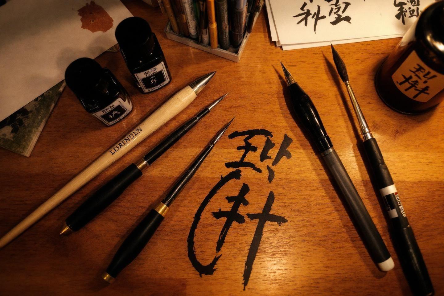 Outil de calligraphie et matériel d'écriture - solutions de 5 lettres