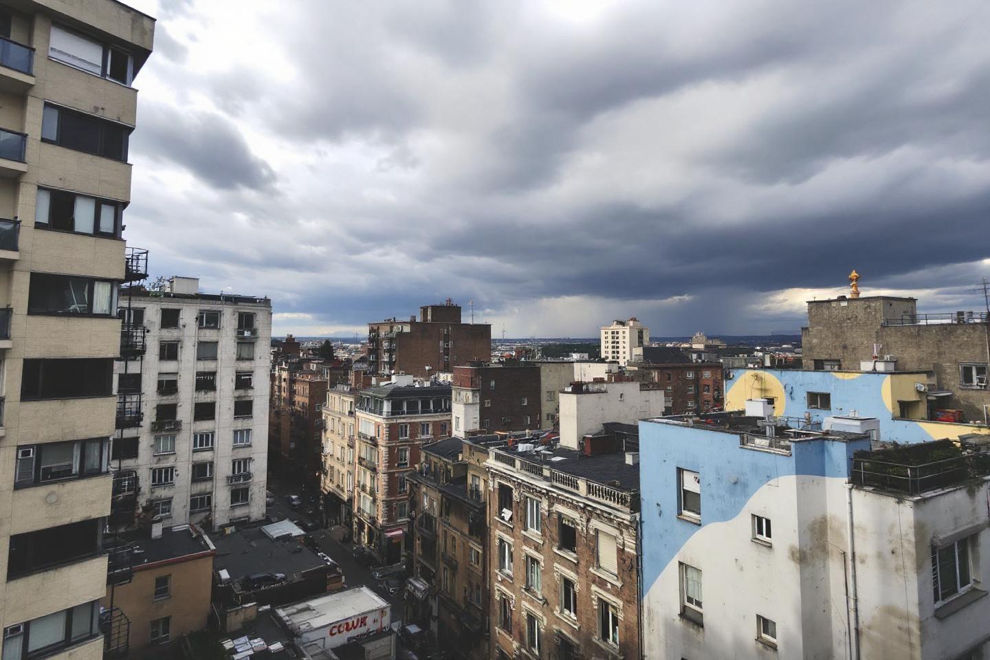 Vue panoramique de bâtiments serrés sous un ciel nuageux menaçant
