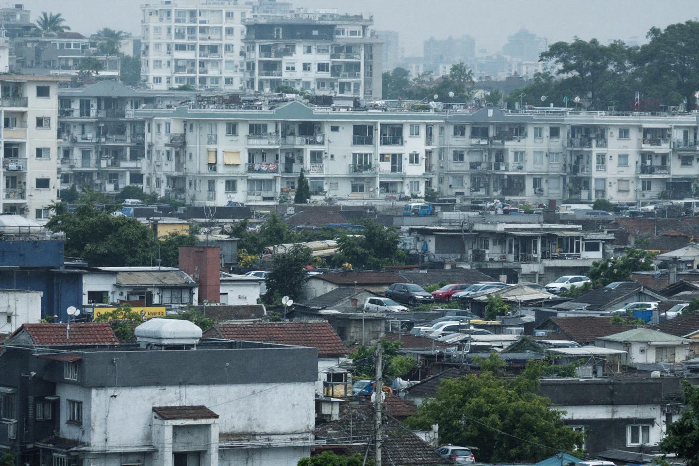 Paysage urbain avec immeubles blancs et habitations de différentes tailles