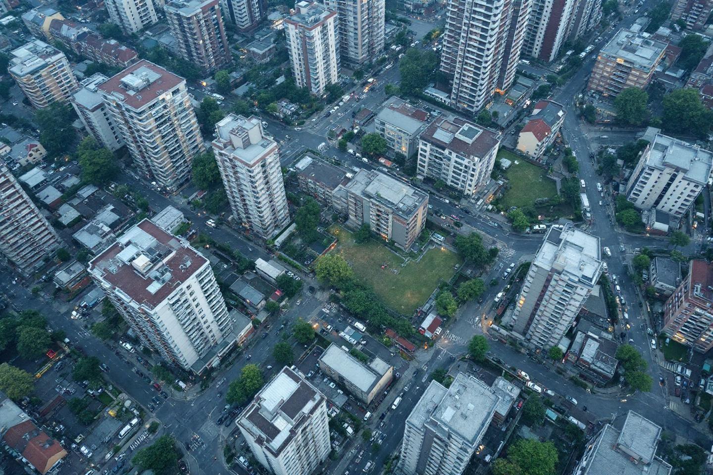 Immeubles et routes vus du ciel, quartier urbain serr&eacute;