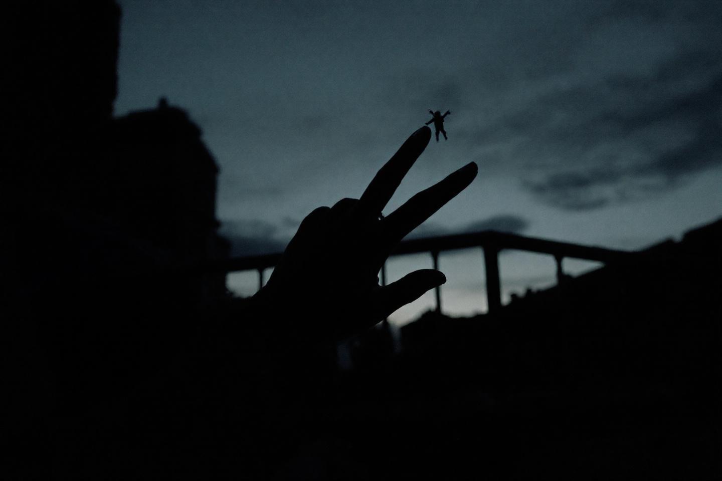 Main tendue dans un ciel sombre et menaçant