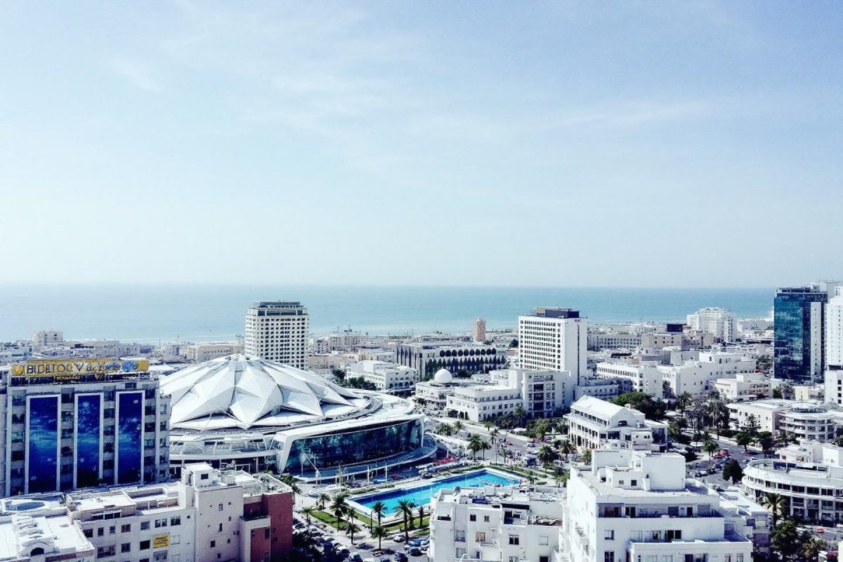 Panorama urbain de Tel Aviv avec bâtiments blancs et mer